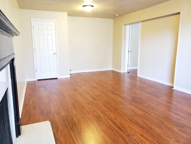 Photo - 352 Hampton/Blair - 3 PLEX Unit Main - APT #1