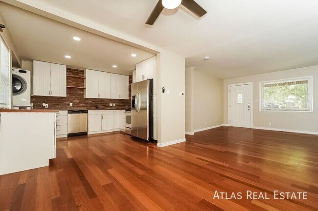 Photo - 8900 Poze Blvd