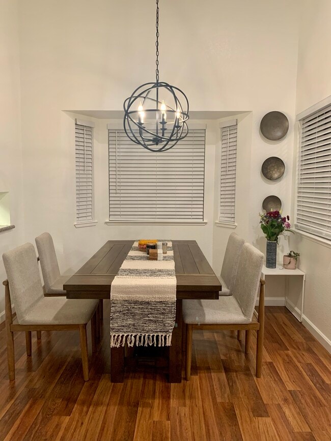 Dining - 647 Hovey Way