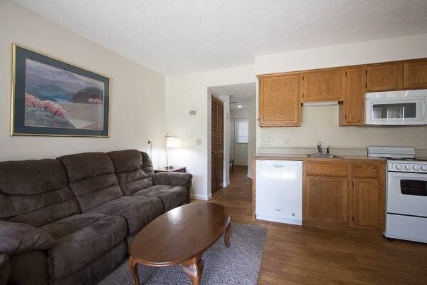 looking toward front door - 20 Fall Creek Trl Unidad 2 Rental