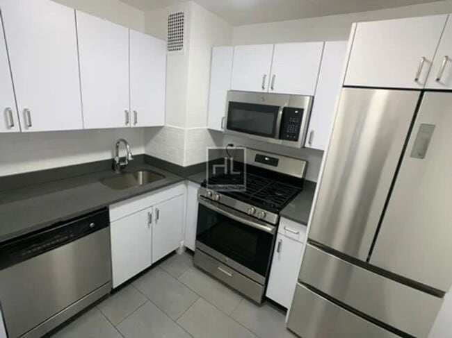 Building Photo - 5 AVENUE Unit 8A Rental