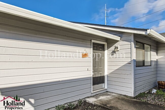 Photo - Beautifully Duplex in Desirable Northwest Portland Available For You! BEST NEW PRICE $1,995 and R...