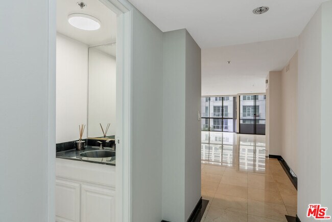 Photo - 10660 Wilshire Blvd Unidad 703