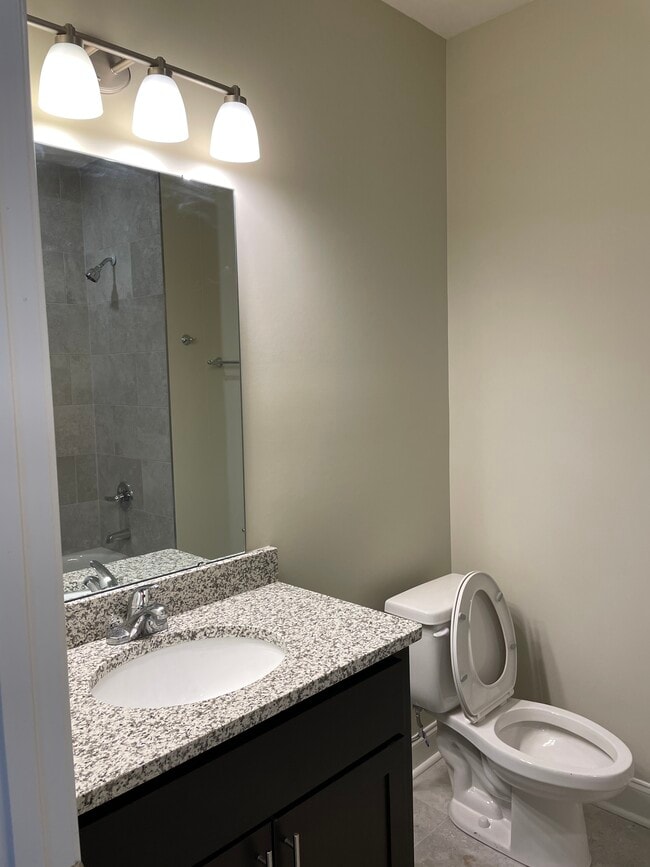 Photo - 704 Moore St