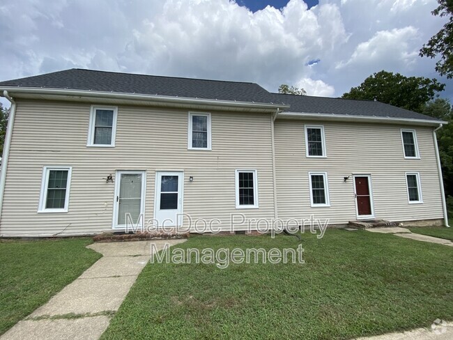 Building Photo - 210 Milford St Rental