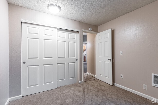 2BR, 1BA - 650SF