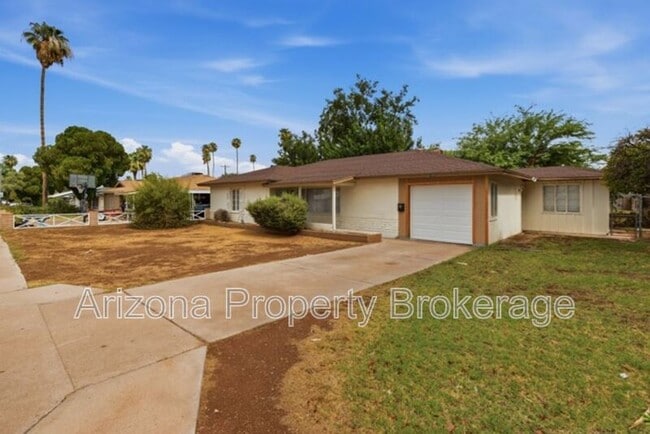 Photo - 4640 E Oak St