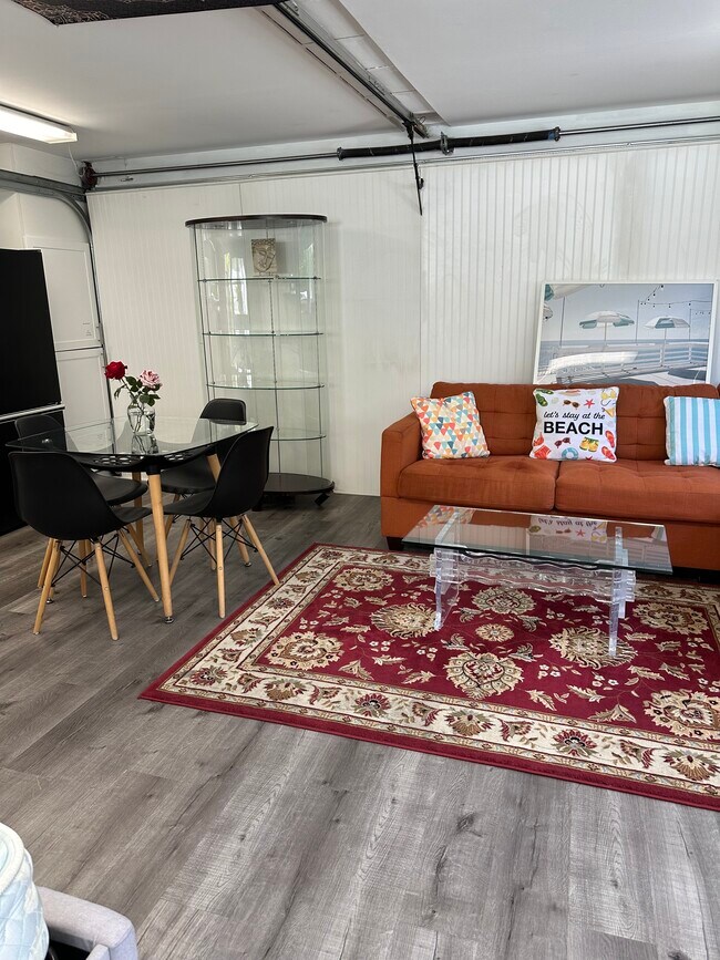 Photo - 2331 Ocean Ave Unidad StudioVenice Canals