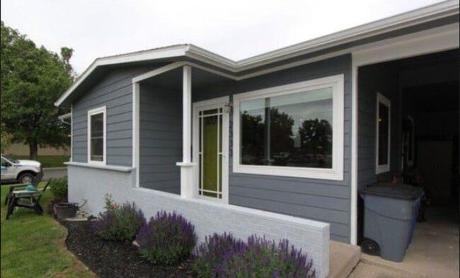 Building Photo - Updated 3 Bed Home with Vaulted Ceilings, Solar Panels & Large Corner Lot!