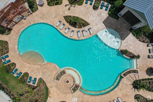 Piscina estilo centro turístico sin bordes - The Pointe at Valley Ranch Town Center