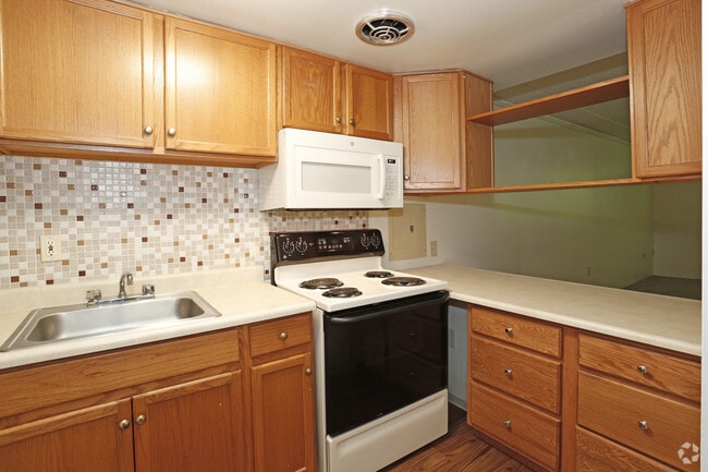 2BR, 1BA - 807 SF - Hawksworth Gardens