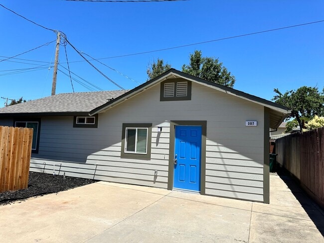 Building Photo - Beautiful 2 bedroom/2 bathroom Available soon!