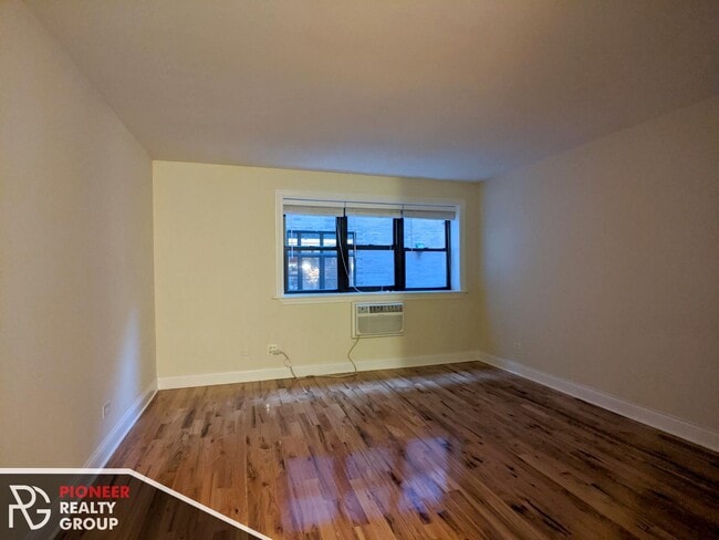 Building Photo - 563 W Arlington Pl