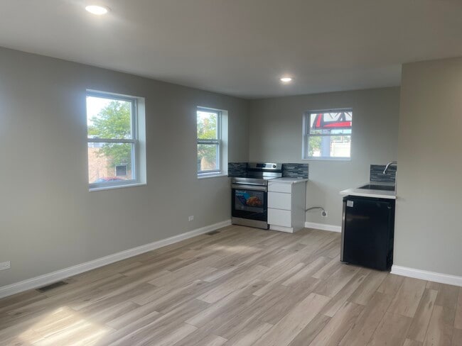 Building Photo - 4725 W Fullerton Ave Unit Studio Rental