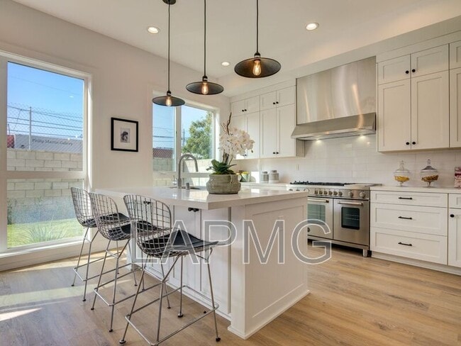 Photo - 6016 Comey Ave