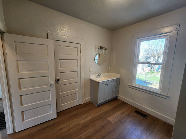 Photo - 555 Wallis Ave