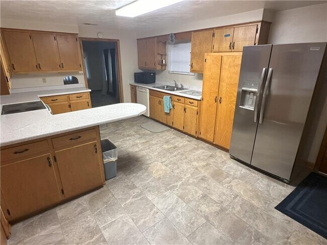 Photo - 728 N Pike Rd