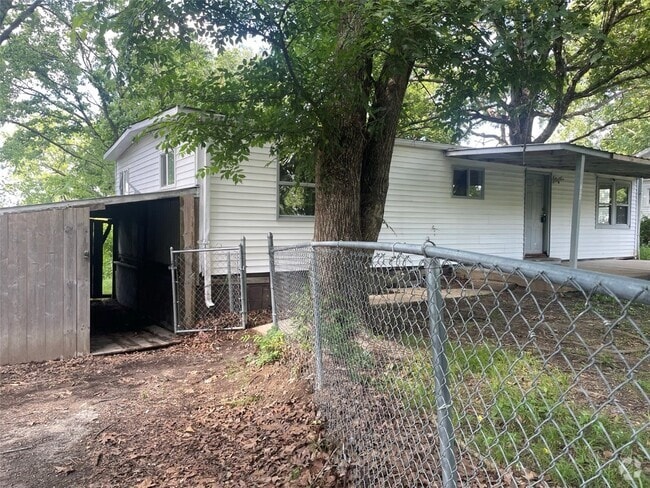 Building Photo - 687 Benton St Rental