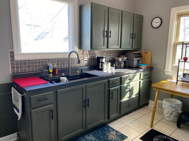 Main level kitchen - 712 Washington Memorial Dr