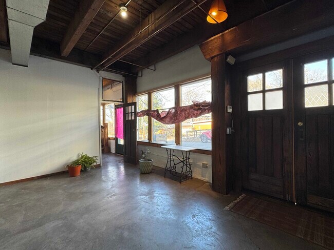 Photo - 915 W 16th St