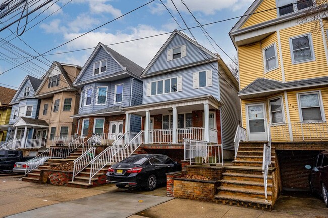 Photo - 98 W 30th St