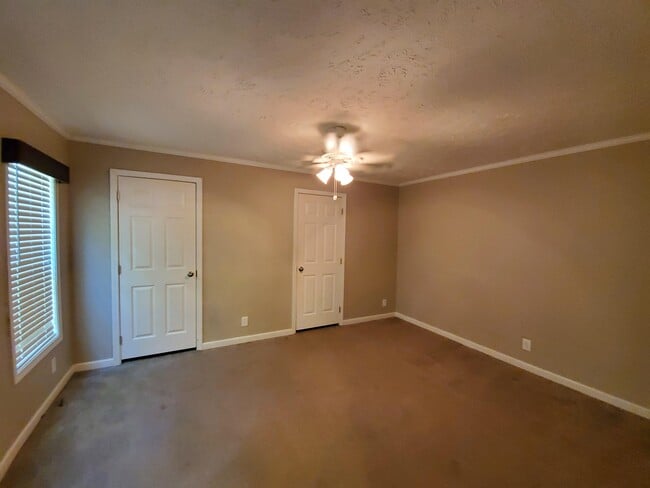 Photo - 284 Jordanshire Cir