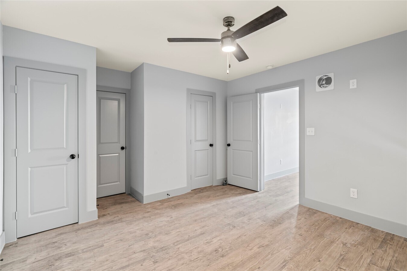 Photo - 305 Roberts St