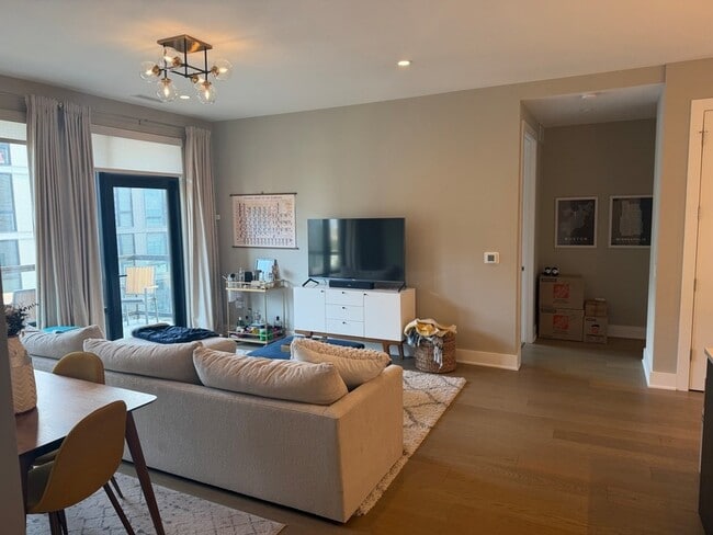 Photo - 1701 W Webster Ave Unit 611
