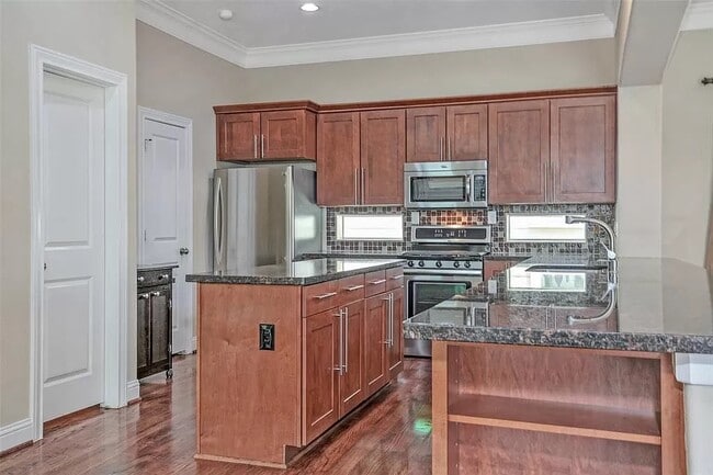 Photo - 1033 W 23rd St