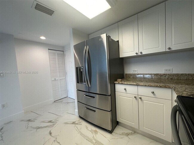 19501 W Country Club Dr Unit 406