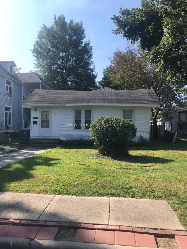 Building Photo - 301 W Grand Ave Rental