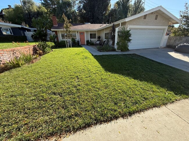 Building Photo - 3-Bedroom Home with Dog Run and Private Ya...