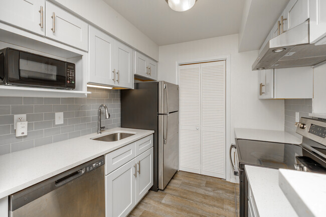 1BR, 1BA - 675SF - Kitchen