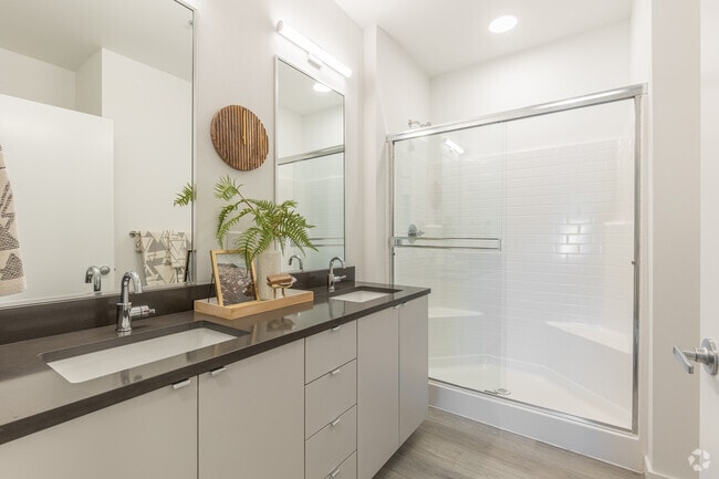 2BR, 2BA - 997SF - Primary Bath