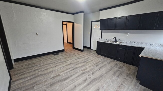 Building Photo - 118-118.5-1185 Wood St Unit 118 Wood St