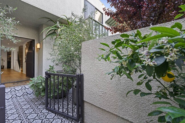 Photo - 2237 Century Hill