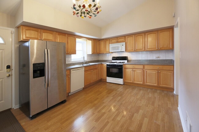 Photo - 711 Leamington Ave