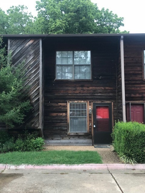 Building Photo - Excellent Town Home Near Campus!