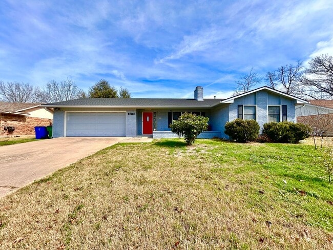 Building Photo - Warm & Inviting 3 Bed, 2 Bath Home with 2-Car Garage & Fireplace