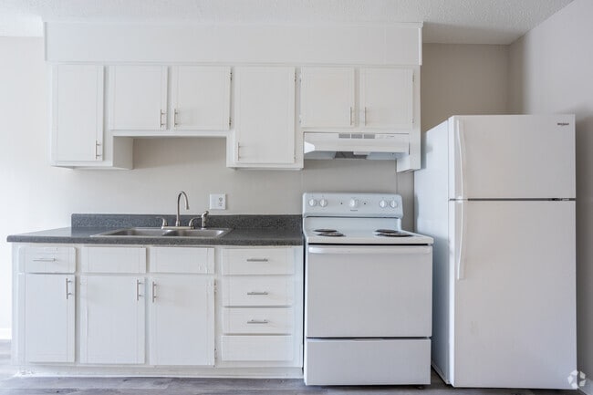 1BR, 1BA - 600SF