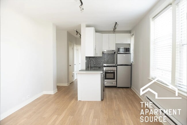 Building Photo - 511 W Belmont Ave