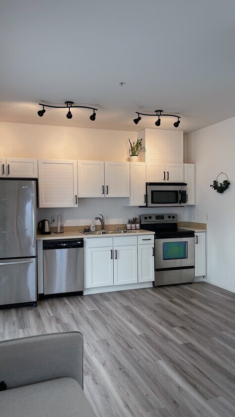 Full Kitchen w/ stainless steel appliances - 2840 SW Raymond St (Seattle, WA)