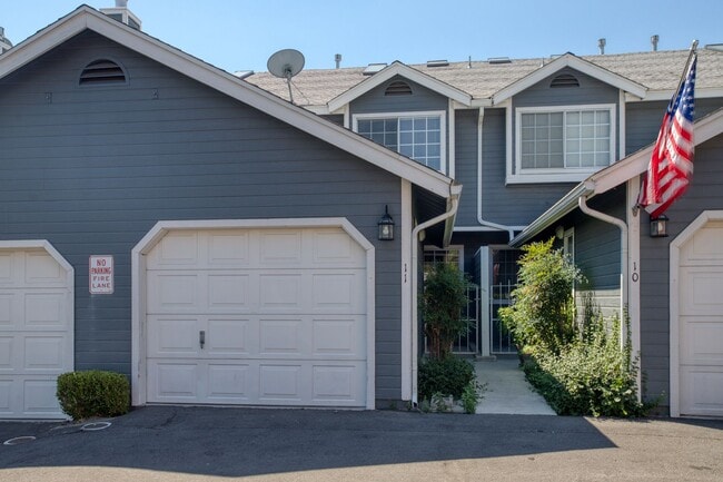 Building Photo - One car garage Townhouse