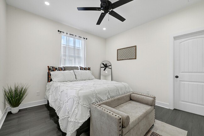 Photo - 2412 Lucas St