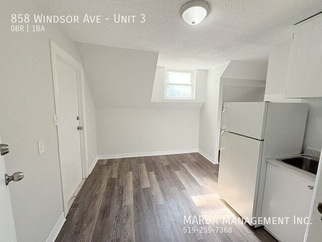 Building Photo - COZY BACHELOR Unit 3