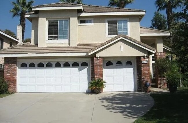 Building Photo - Welcome Home to This Spacious Fontana Rental!!