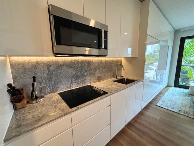 Photo - 987 Queen St