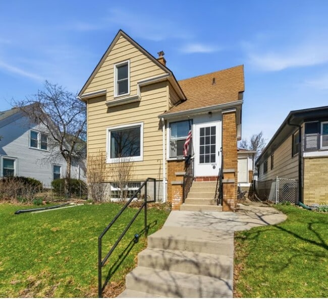 Building Photo - 3864 E Cudahy Ave