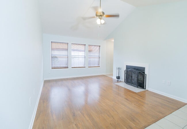 Photo - 206 Parkwood Cir