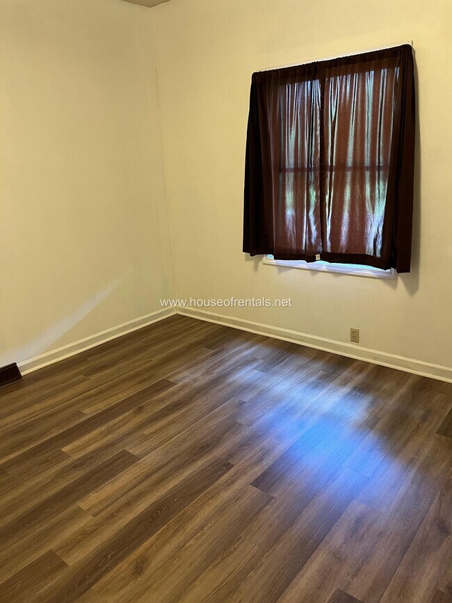 Photo - 1104 S Division St